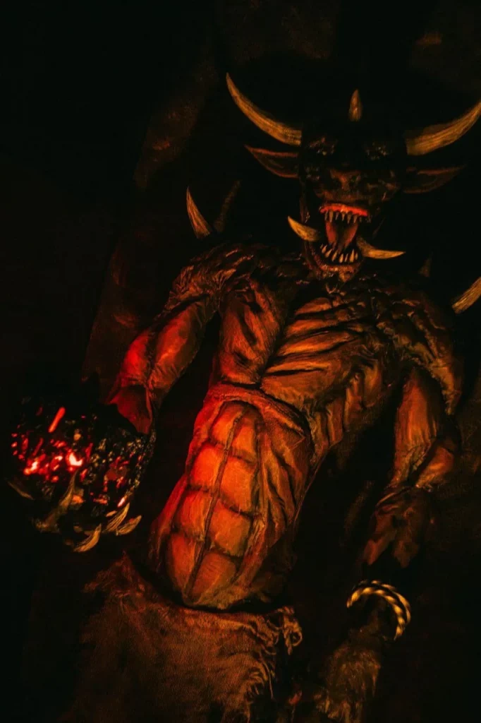 Выставка Мир Героев