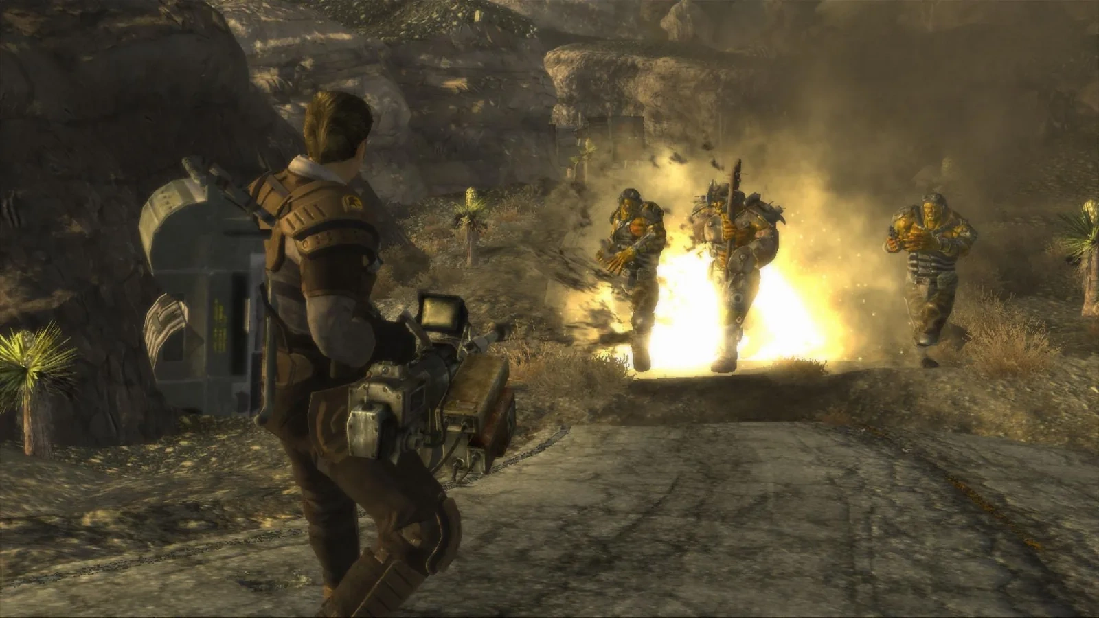 Герой Fallout: New Vegas с тяжёлым оружием на пустынном шоссе, впереди взрыв и бегущие солдаты в броне