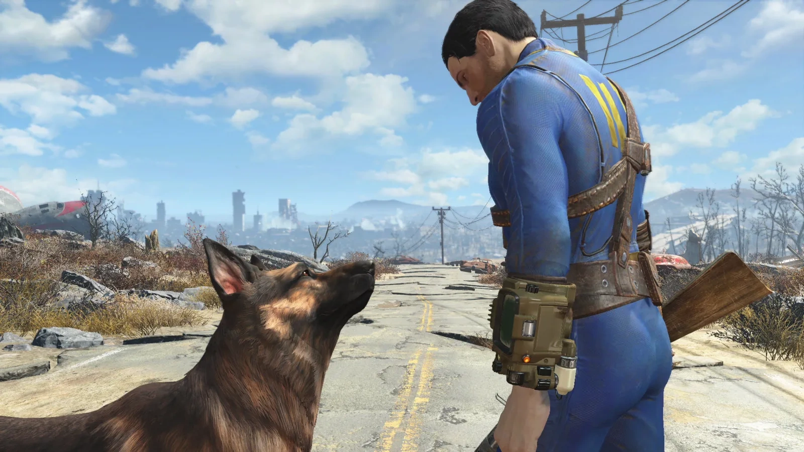 Герой Fallout 4 в синем комбинезоне убежища и пёс на растрескавшемся шоссе, вдали руины Бостона