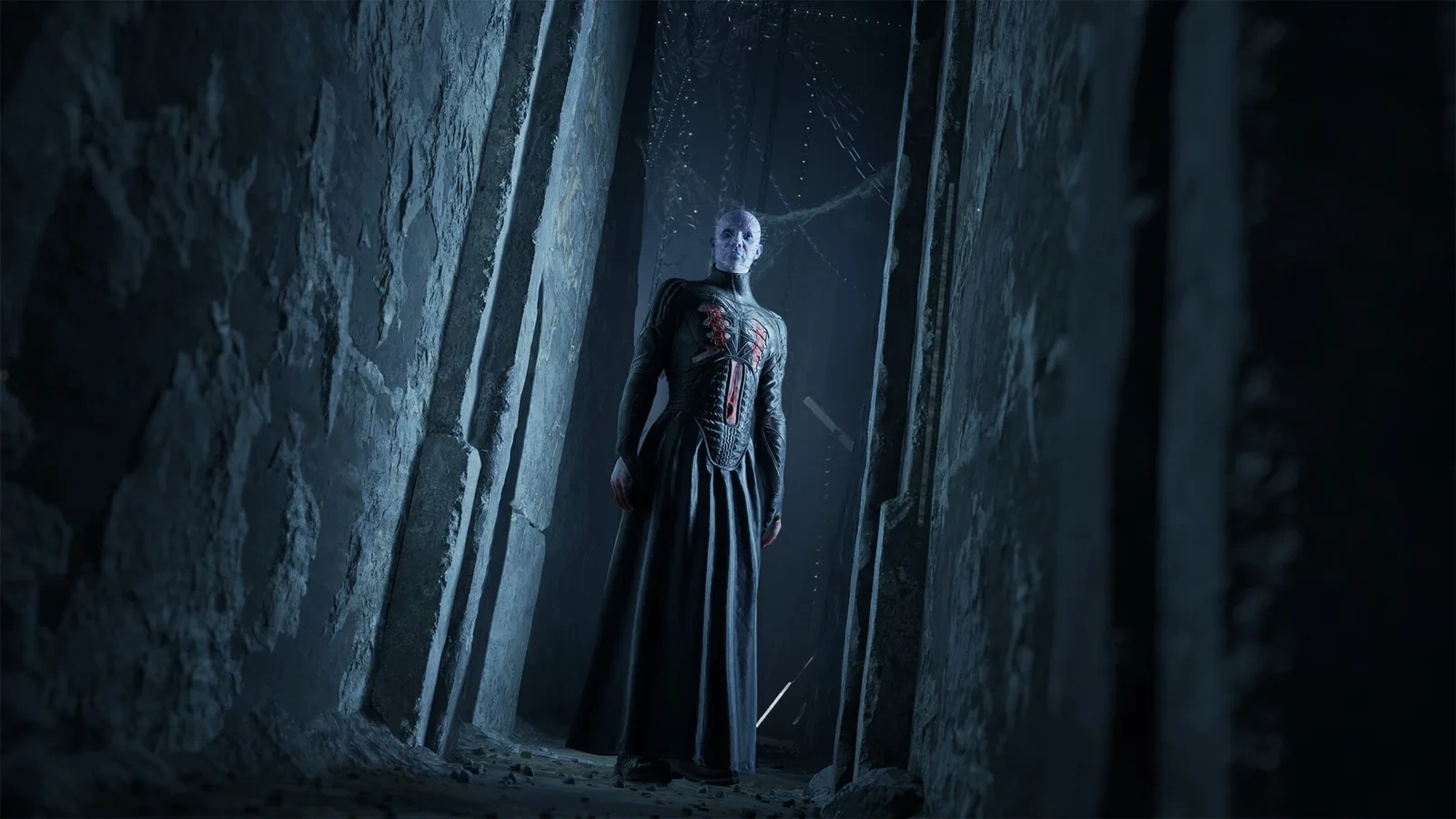 Пинхед стоит в каменном коридоре Лабиринта в игре Clive Barker's Hellraiser: Revival