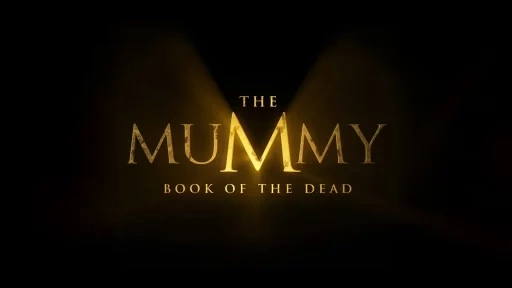 Золотые буквы THE MUMMY и BOOK OF THE DEAD в двух расходящихся лучах света на чёрном фоне