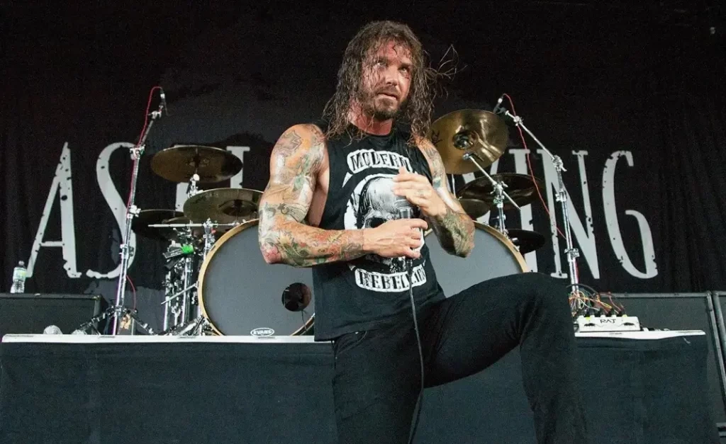 Вокалист As I Lay Dying Тим Ламбезис