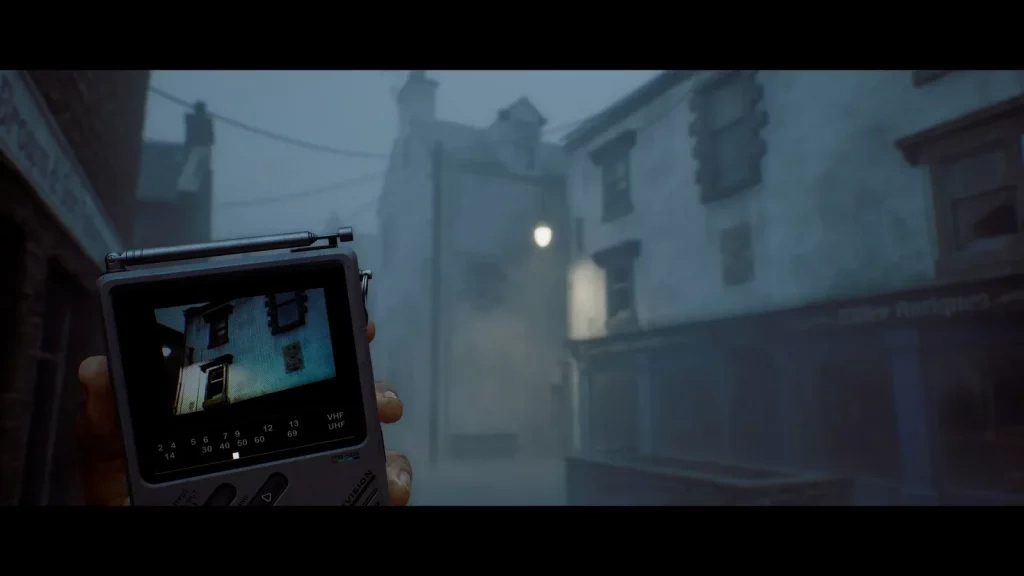 Вид от первого лица в Silent Hill: Townfall: рука с CRTV, впереди туманная улица Сент-Амелии