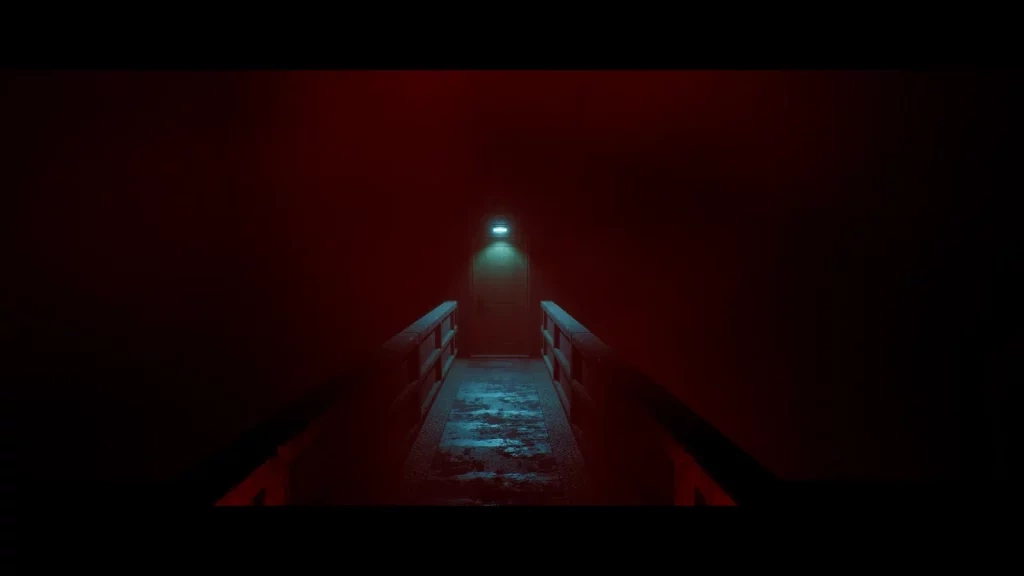 Багровый иной мир в Silent Hill: Townfall: тёмный коридор к одинокой двери под лампой